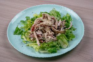Тёплый салат с курицей и запечённым перцем 200г
