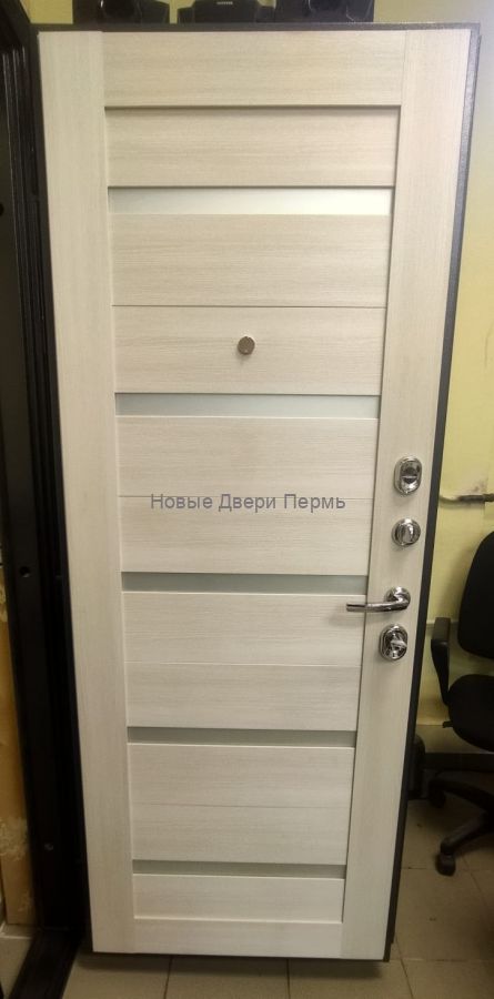 Модерн 2К Лиственница входная дверь в квартиру