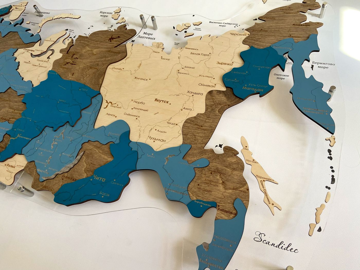 Цвет "Анива", Карта России ИЗ ДЕРЕВА многоуровневая, на подложке из орг.стекла