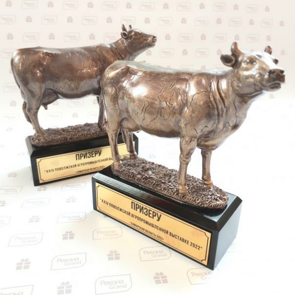 Награды для агровыставки в виде коров