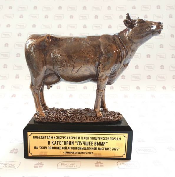 Награды для агровыставки в виде коров