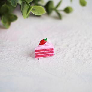 Миниатюра Кусочек клубнично-вишневого торта 15 мм.