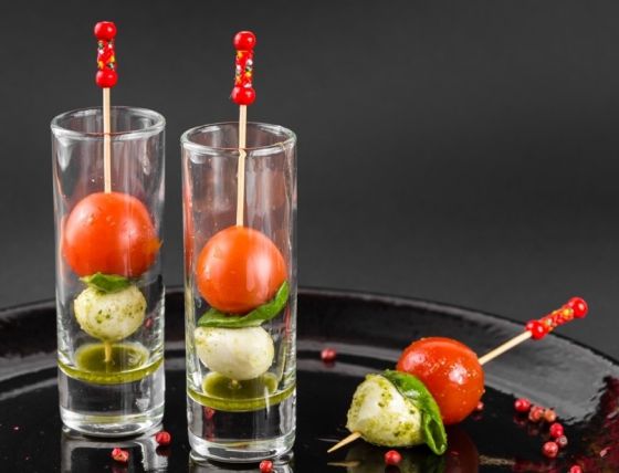 Канапе с мини-моцареллой, помидоркой черри, соусом песто