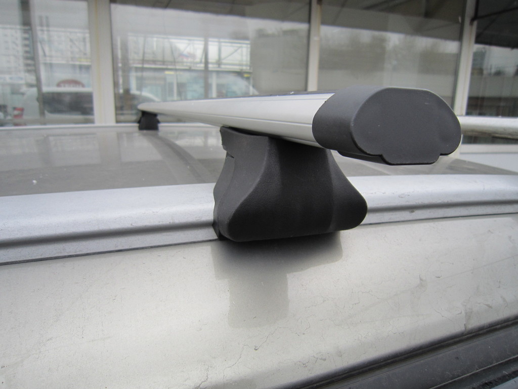 Багажник INTER Integra универсальный на низкие (интегрированные) рейлинги с аэро дугами (53 мм)