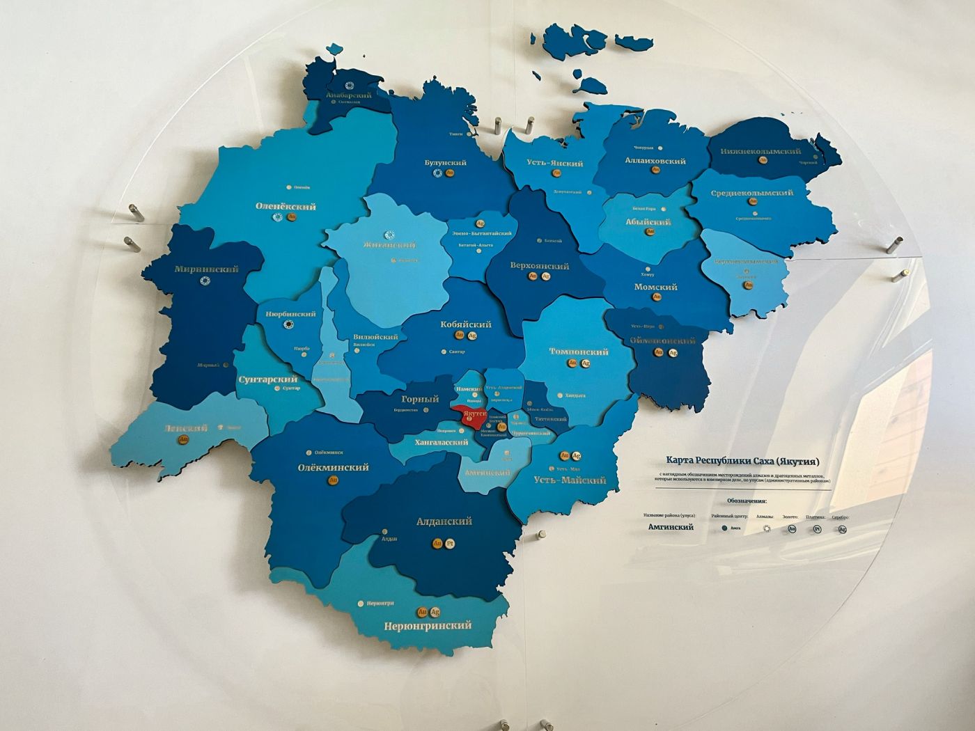 Карта Якутии многоуровневая деревянная, на подложке из орг.стекла