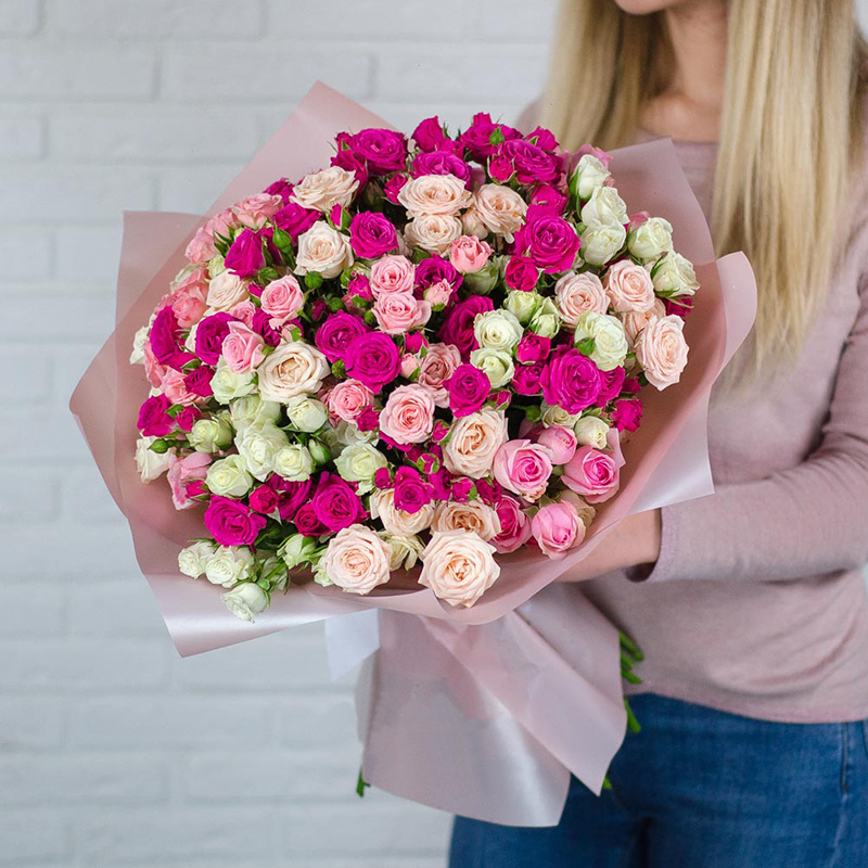 Букет из кустовых пионовидных роз