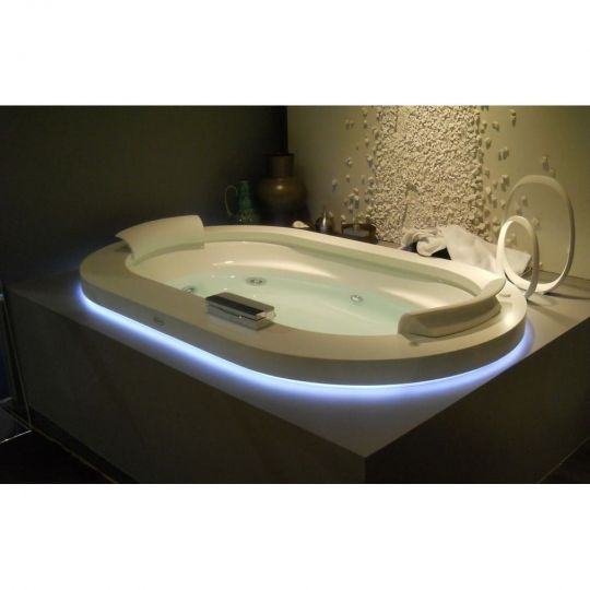 Гидромассажная ванна Jacuzzi Opalia Corian встраиваемая с 6 форсунками и 2 подголовниками 195x115 ФОТО