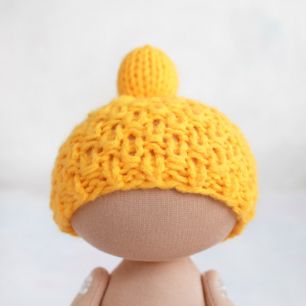 Вязаная шапочка для куклы - Жёлтая с помпоном