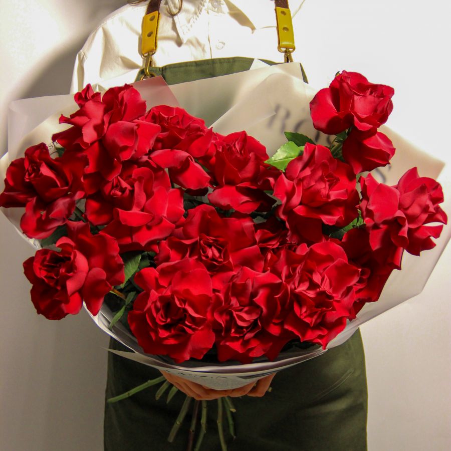 Алые французские розы