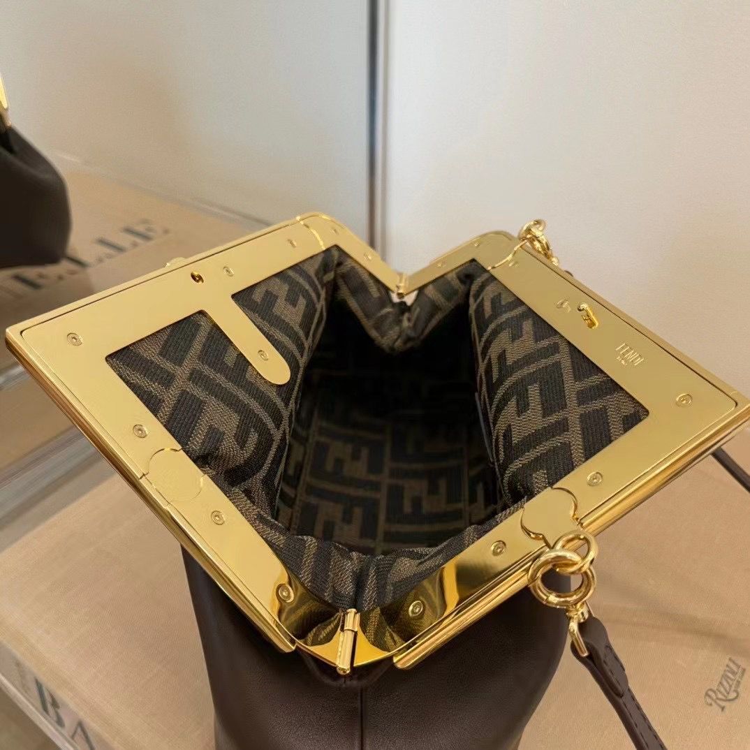 Fendi First Medium 32,5x23,5x15 cm