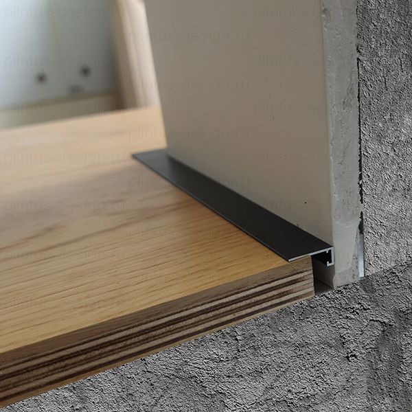 Микроплинтус Лайн Ликорн С-05.25.3 чёрный