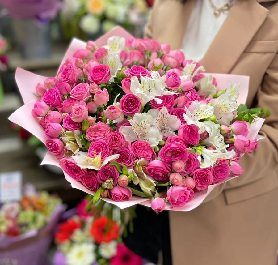 Сборный букет с кустовой розой и альстромерией в оформлении