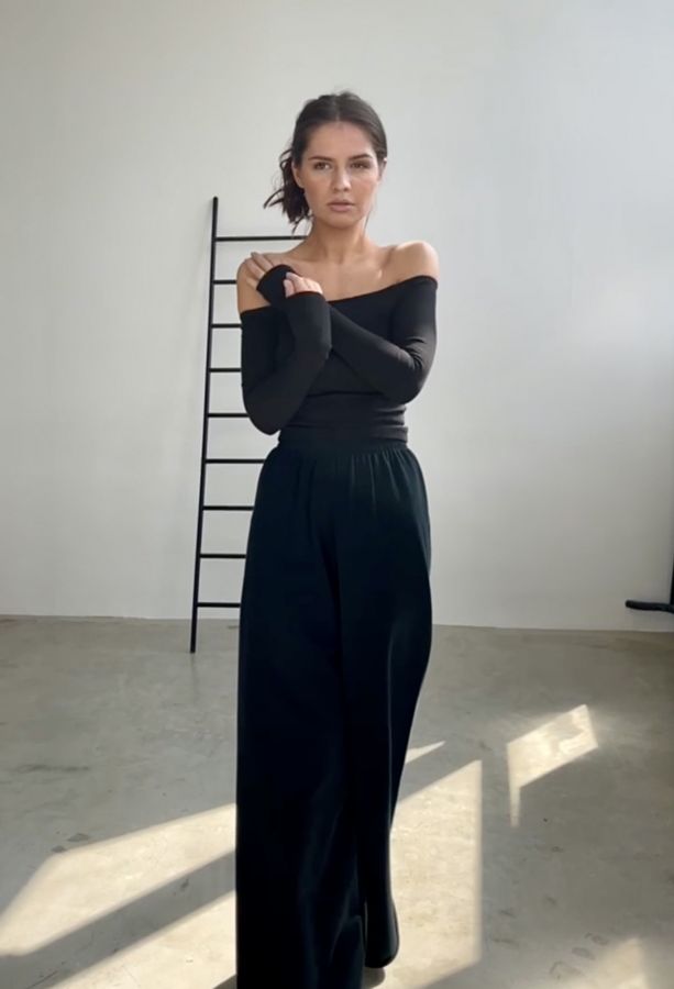 Топ с открытыми плечами черный