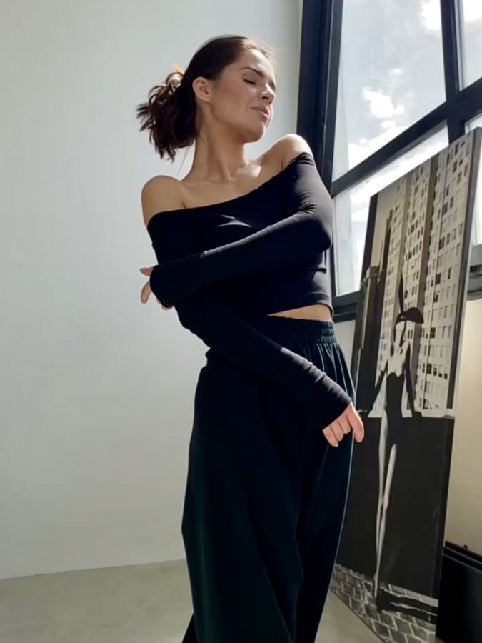 Топ с открытыми плечами черный