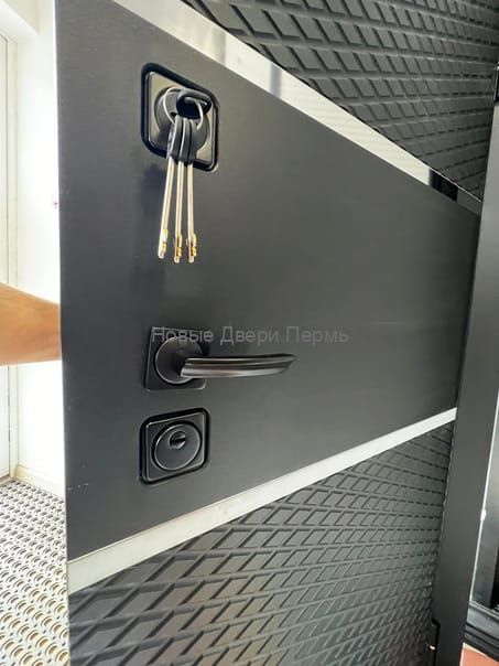 Конте Черный кварц/Зеркало  металлическая трехконтурная входная дверь