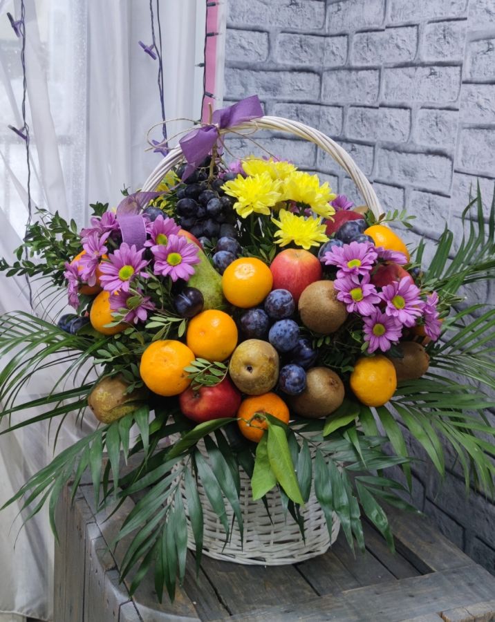Корзина с цветами и фруктами