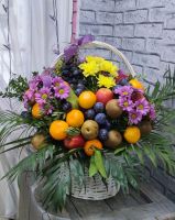 Корзина с цветами и фруктами