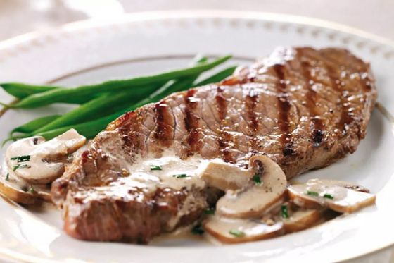 Стейк из свинины с жульеном из грибов