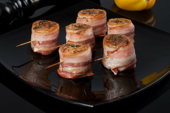 Медальоны свиные в беконе под соусом демигласс и овощами гриль