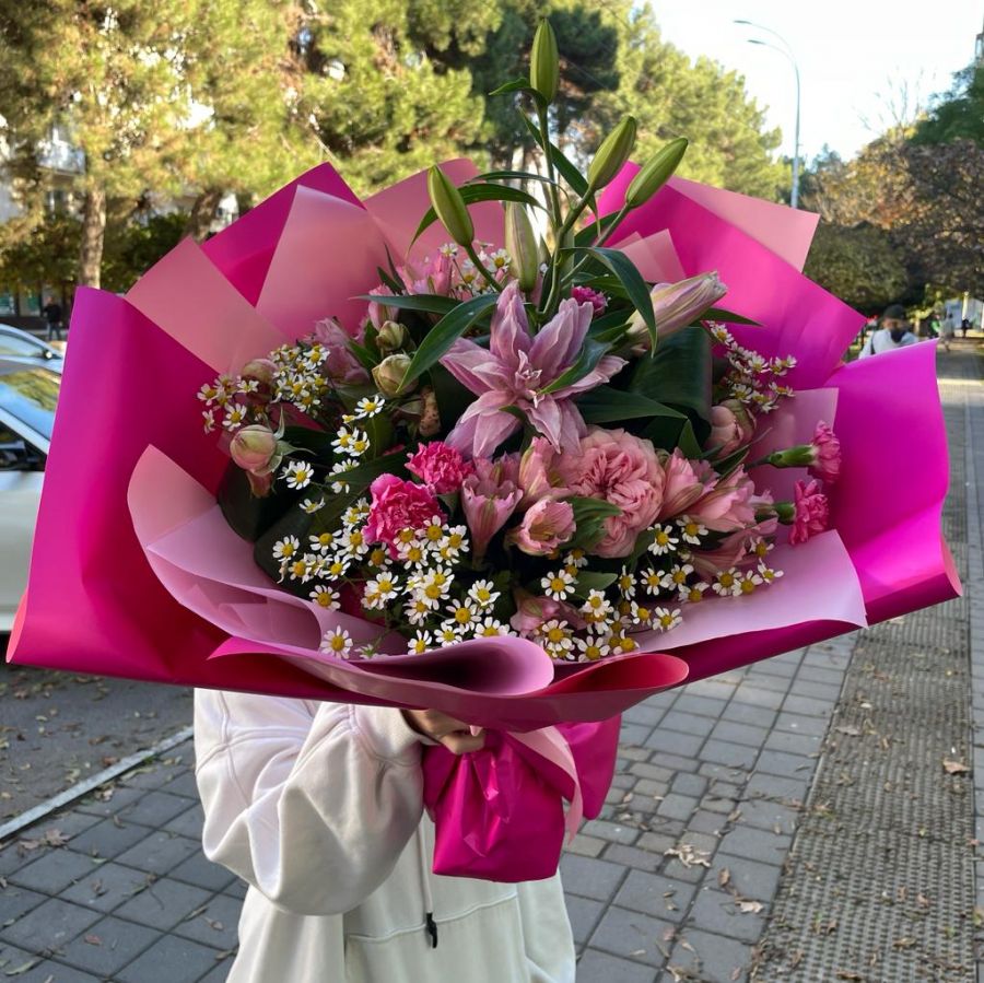 Сборный букет с лилиями