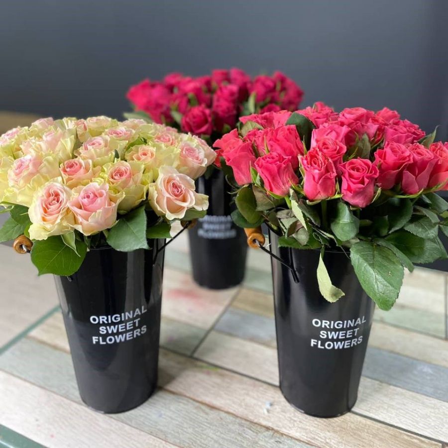 25 роз в стильном вазоне