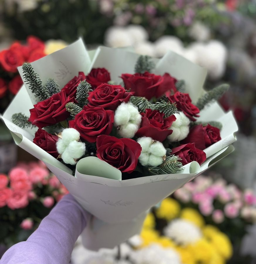 Букет из красных роз, нобилиса и хлопка