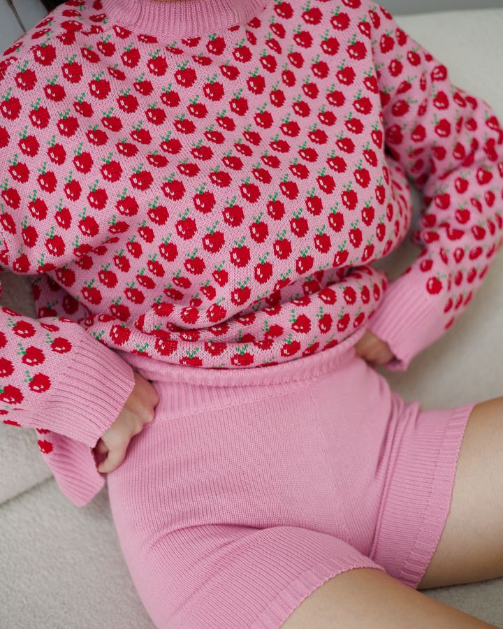 Свитер с вишенками