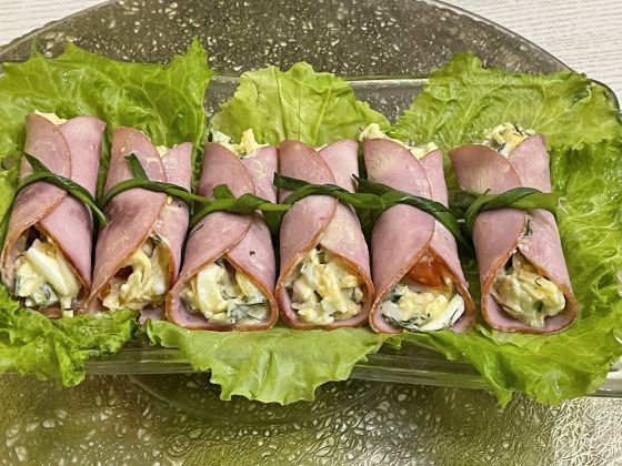 РУЛЕТИК С ИНДЕЙКОЙ, СЛИВОЧНЫМ СЫРОМ И ЗЕЛЕНОЙ ФАСОЛЬЮ