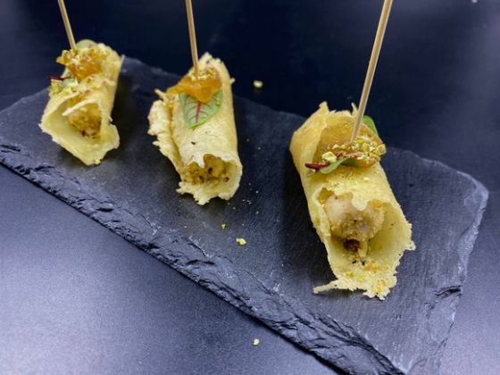 ТРУБОЧКА ИЗ ПАРМЕЗАНА С МУССОМ ИЗ ИНДЕЙКИ С ФИСТАШКАМИ И ВЯЛЕНЫМ ПЕРСИКОМ