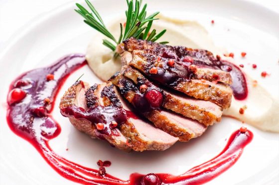 УТИНАЯ ГРУДКА С ЯГОДНЫМ СОУСОМ