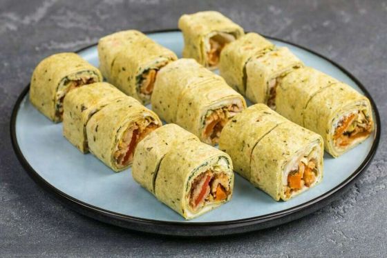 ТОРТИЛЬЯ НА ГРИЛЕ С ОВОЩАМИ, СЫРОМ И БЕКОНОМ