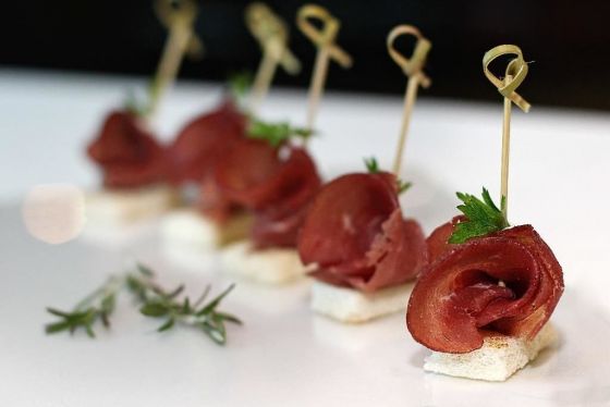 ШЕЙКА СЫРОКОПЧЕНАЯ С БАКЛАЖАНОМ ГРИЛЬ