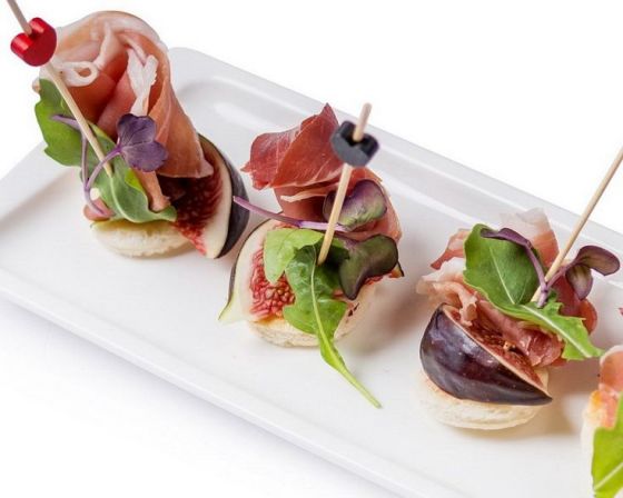 КОПЧЕНАЯ СВИНИНА С ИНЖИРОМ, СЫРОМ ФЕТА И ЗЕЛЕНЬЮ