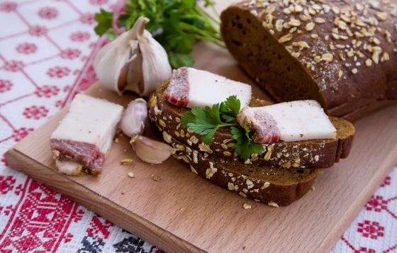 ДОМАШНЕЕ САЛО С ГОРЧИЦЕЙ НА БОРОДИНСКОМ ХЛЕБЕ