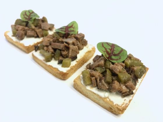 ТАПАС С БРИСКЕТОМ, СОУСОМ БАРБЕКЮ И ОГУРЦОМ СЛАБОЙ СОЛИ