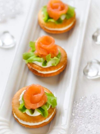 СЕМГА НА ХРУСТЯЩЕМ КРЕКЕРЕ И СЛИВОЧНОМ СЫРЕ