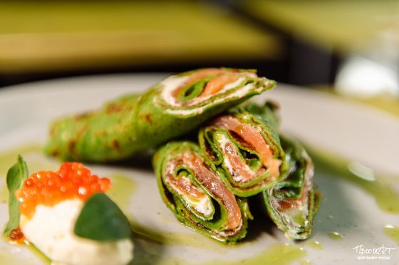 ЛОСОСЬ СЛАБОЙ СОЛИ В БЛИНЧИКЕ ИЗ ШПИНАТА, СЛИВОЧНЫМ СЫРОМ И АВОКАДО