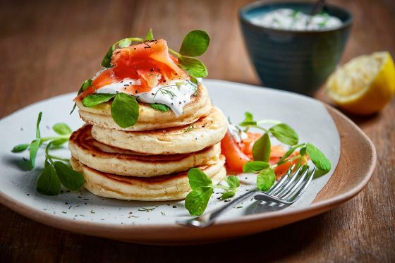 ПАНКЕЙК С ЛОСОСЕМ, ТОБИКОЙ И ОВОЩАМИ