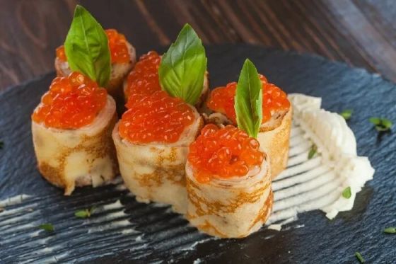 РУЛЕТИК ИЗ БЛИНЧИКА С СЕМГОЙ И ИКРОЙ