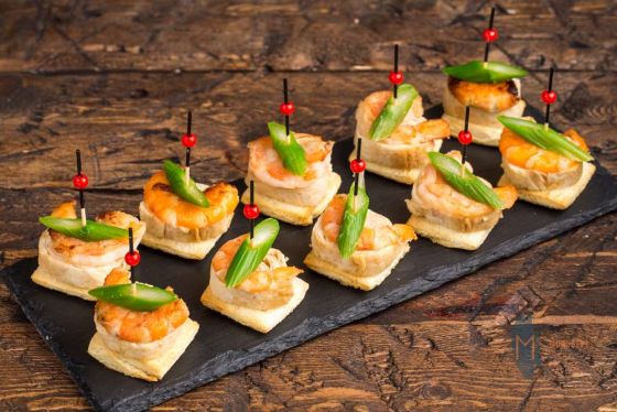 КАНАПЕ С КРЕВЕТКОЙ И ОМЛЕТОМ ТОМАГО