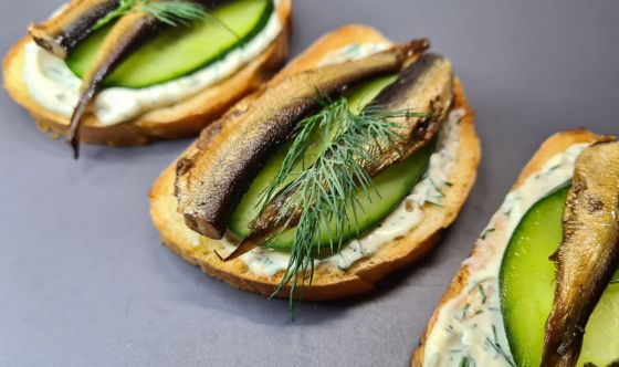 БУТЕРБРОД СО ШПРОТАМИ НА РЖАНОМ ХЛЕБЕ И СОЛЕНЫМ ОГУРЧИКОМ ИЗ ПОГРЕБА