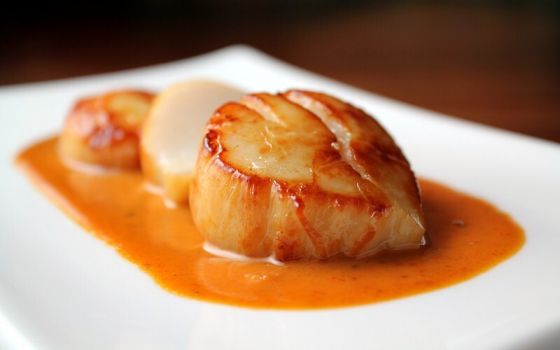 МОРСКОЙ ГРЕБЕШОК С АПЕЛЬСИНОМ ПОД ПРЯНЫМ АНАНАСОВЫМ СОУСОМ