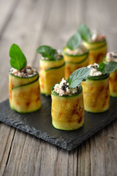 РУЛЕТИК ИЗ ЦУКИНИ ГРИЛЬ С ОВОЩНОЙ СОЛОМКОЙ И ОРЕХОВЫМ СОУСОМ