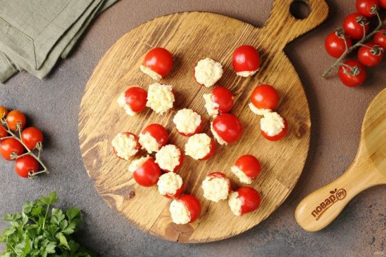 ЧЕРРИ ФАРШИРОВАННЫЙ СЫРОМ И ЧЕСНОКОМ НА СЛОЙКЕ