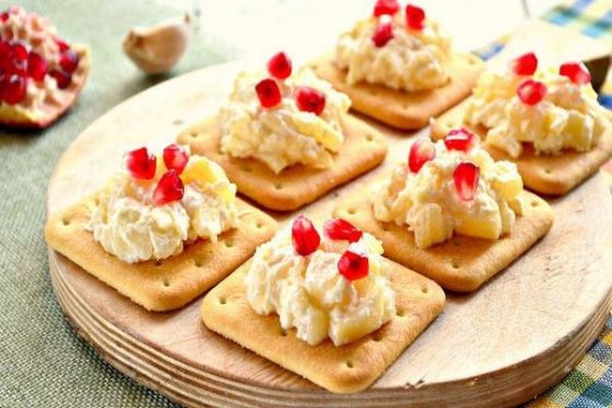 БРИ В СЕЗАМЕ С АНАНАСОМ НА КРЕКЕРЕ