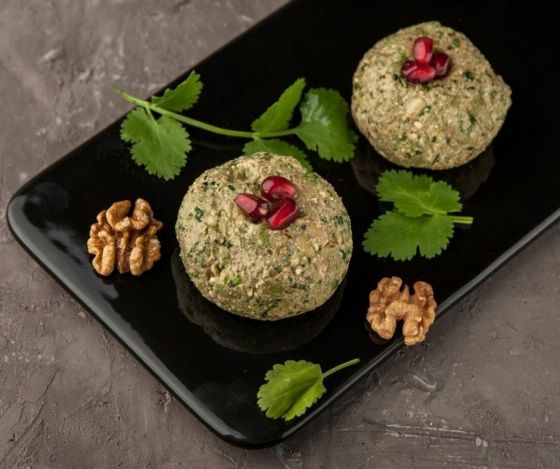 ПХАЛИ ИЗ ШПИНАТА И ГРЕЦКОГО ОРЕХА С ГРАНАТОМ И КРАСНЫМ ЛУКОМ