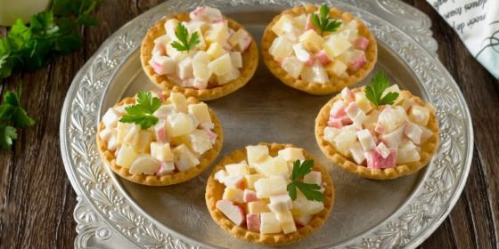 ТАРТАЛЕТКИ С КРАБОМ И АНАНАСАМИ В СМЕТАННОМ СОУСЕ