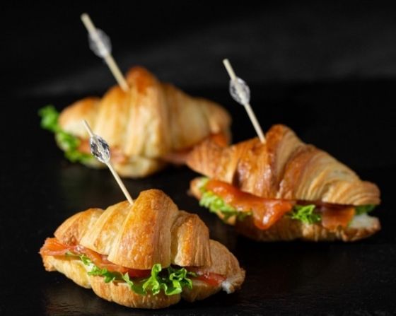 КРУАССАН С ЛОСОСЕМ, СЕТОМ ИЗ ОВОЩЕЙ И СОУСОМ ТАР-ТАР