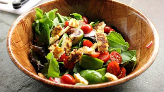 САЛАТ С ЖАРЕННЫМ СЫРОМ И ОВОЩАМИ