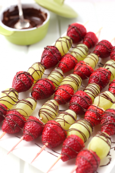МИНИ-ШАШЛЫЧОК ИЗ ЯГОД И ФРУКТОВ С ШОКОЛАДОМ